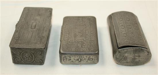 Three early 19th century pewter snuff boxes, largest 3.5in.